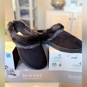 Isotoner Women's Black and Gray Slippers